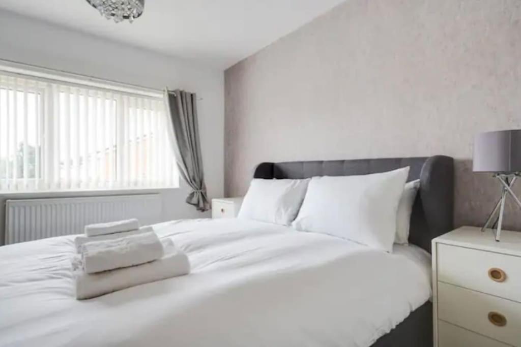 Newly Renovated House Near Trafford Centre Villa แมนเชสเตอร์ ภายนอก รูปภาพ