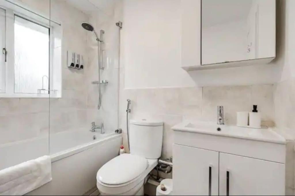 Newly Renovated House Near Trafford Centre Villa แมนเชสเตอร์ ภายนอก รูปภาพ