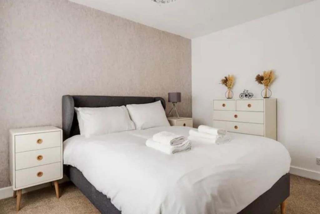 Newly Renovated House Near Trafford Centre Villa แมนเชสเตอร์ ภายนอก รูปภาพ