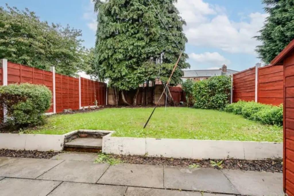 Newly Renovated House Near Trafford Centre Villa แมนเชสเตอร์ ภายนอก รูปภาพ