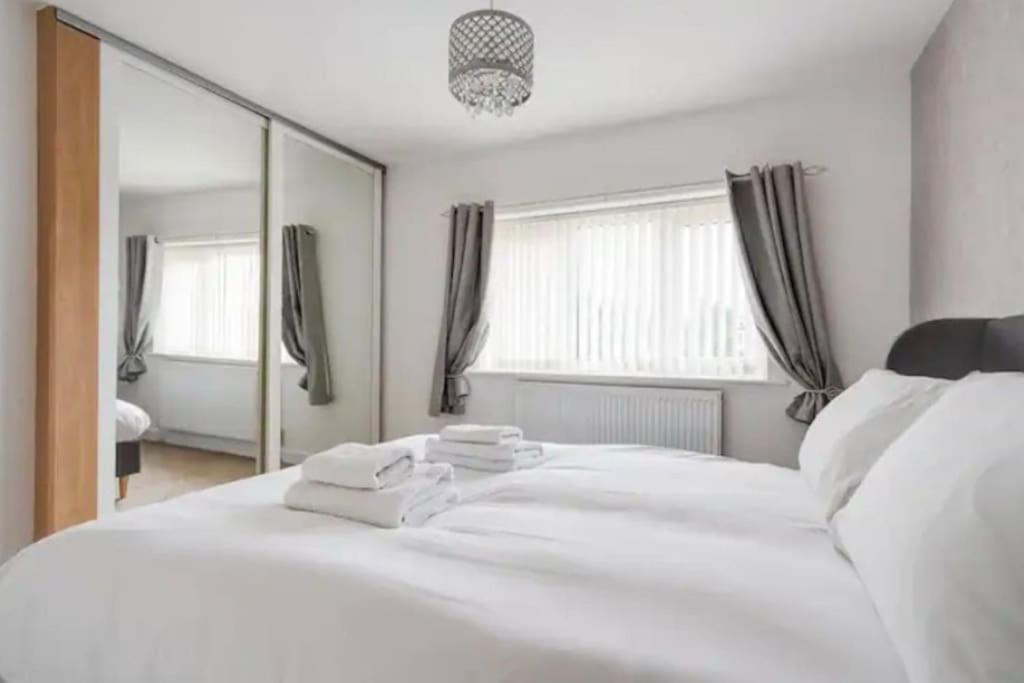 Newly Renovated House Near Trafford Centre Villa แมนเชสเตอร์ ภายนอก รูปภาพ