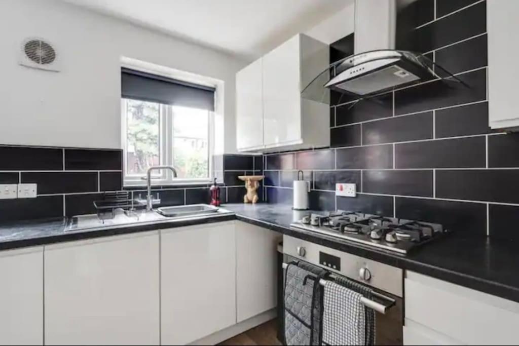 Newly Renovated House Near Trafford Centre Villa แมนเชสเตอร์ ภายนอก รูปภาพ