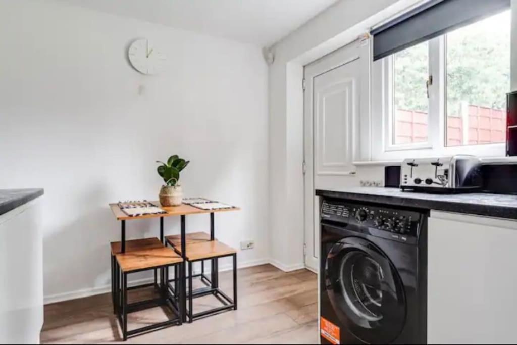 Newly Renovated House Near Trafford Centre Villa แมนเชสเตอร์ ภายนอก รูปภาพ