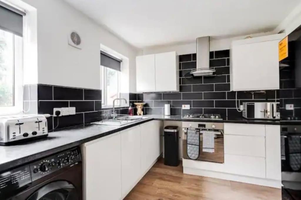 Newly Renovated House Near Trafford Centre Villa แมนเชสเตอร์ ภายนอก รูปภาพ